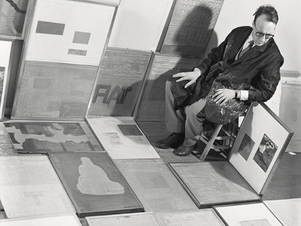 Ezio Gribaudo nel suo studio di via Mancini, 1965, con le sue opere Flani. Courtesy Archivio Gribaudo 