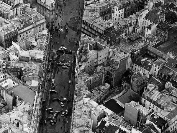 <em>Parigi, 11 Maggio 1968. Vista aerea di Rue Gay-Lussac / Rue Thuillier alle 7.40 da un'altitudine di 150 metri</em> | Courtesy Archives de la Préfecture de Police de Paris