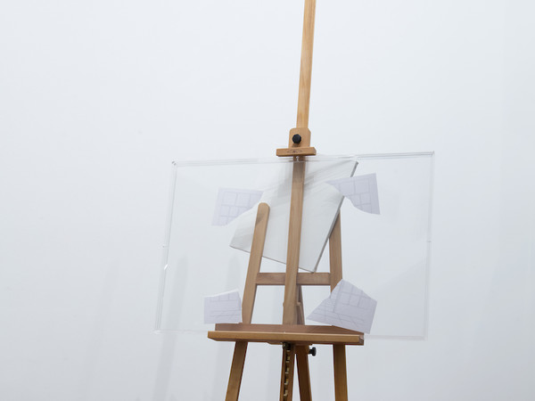 Giulio Paolini, Terra di nessuno, 2013-2014, Cavalletto, frammenti fotografici lacerati in teca di plexiglass, tela preparata, 91 x 80 x 220 cm | Foto: Antonio Maniscalco