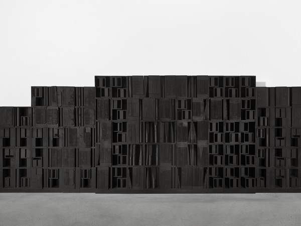 Louise Nevelson, Hommage to the Universe, 1968, Legno dipinto nero 275 x 900 x 90 cm, Courtesy Fondazione Marconi, Milano