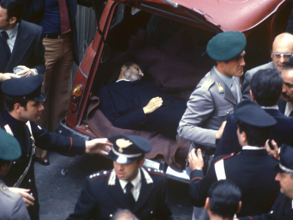 Gianni Giansanti, Roma, 9 Maggio 1978 Dopo 55 giorni di prigionia il cadavere di Aldo Moro fu ritrovato nel baule di una Renault rossa