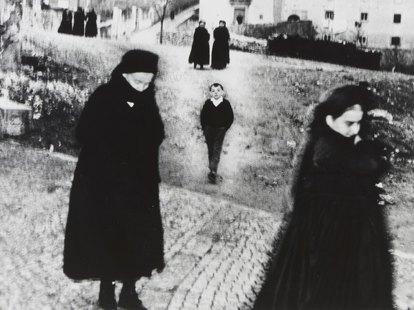 Mario Giacomelli, <em>Il bambino di Scanno</em>, 1957-1959. Stampa su carta alla gelatina ai Sali d’argento. Dalla Raccolta fotografica di Mario Giacomelli di proprietà del Comune di Lonato del Garda (inv. n. 4421)<br /><br />