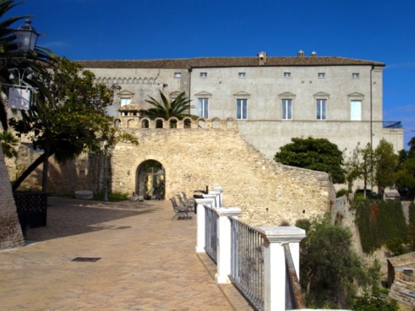 Palazzo d'Avalos, Vasto