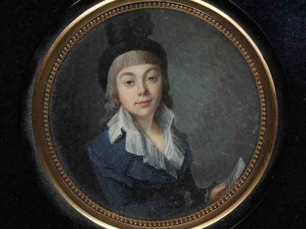 <strong>Jean-Baptiste-Jacques Augustin </strong>(attribuito), Miniatura su coperchio di scatola con <em>Ritratto di fanciulla in abiti da amazzone, </em>1795-1800, acquerello e <em>gouache</em>su avorio; Ø 6,7 cm. Donazione Paola Sancassani, 2018; inv. Cl. II n. 845<br />