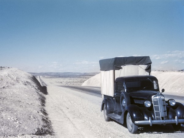 Il pikup cassonato trasformato da Bruno Morassutti in un camper durante il viaggio in America | Courtesy of Archivio Eredi Morassutti