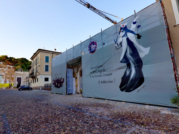 Opera site-specific di Zehra Doğan, Piazza del Foro, Brescia