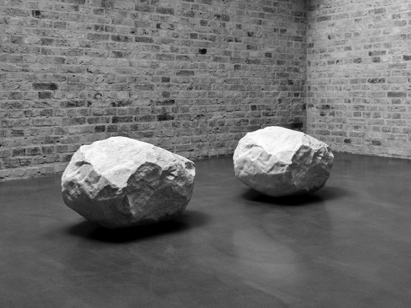 Giuseppe Penone, Essere fiume (To Be a River), 2000 pietra di fiume, pietra di cava (marmo bianco di Carrara), 8x75x63 cm. ciascuno. Courtesy l’artista e Castello di Rivoli Museo d’Arte Contemporanea I Ph. Archivio Penone