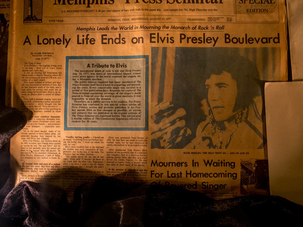 Copia originale del quotidiano Memphis Press Scimitar del 17 agosto 1977, pubblicato il giorno seguente alla morte di Elvis Presley