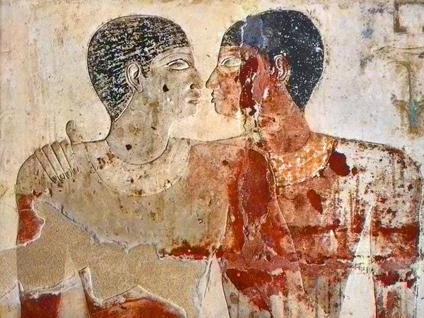 Il bacio mai dato di Niankhkhnum e Khnumhotep raffigurati nella loro mastaba (tomba), Piramide di Unas, Necropoli del Nord Saqqara | Si ipotizza che i due uomini, antichi servi reali egiziani durante i regni di Niuserra e Menkauhor, VI e VII faraone della V Dinastia, nella seconda metà del XXV secolo a.C., fossero amanti, anche se alcuni egittologi sostengono che potrebbero essere stati fratelli o gemelli.