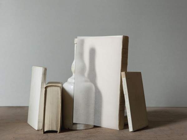 Mary Ellen Bartley, Large White Bottle and Shadow, 2022, Stampa d'archivio a pigmenti montata su Dibond, cm 68 x 91. Courtesy Mary Ellen Bartley