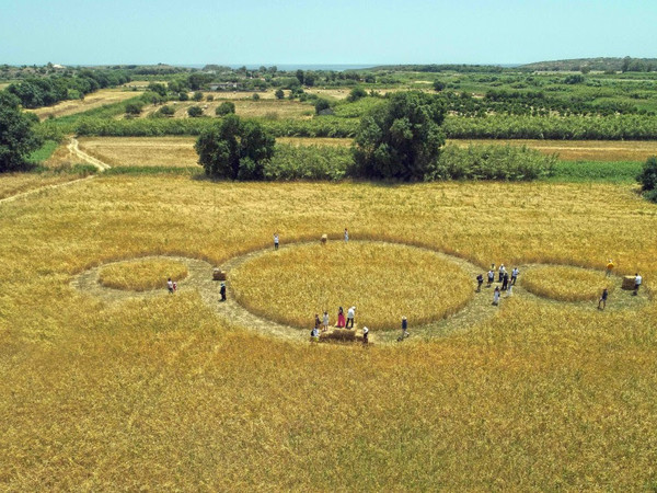 Il Terzo Paradiso Rebirth di Michelangelo Pistoletto nel campo di grano "russello". Parco dell'anima, Noto