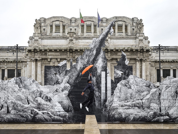 La Nascita di JR, Stazione di Milano Centrale