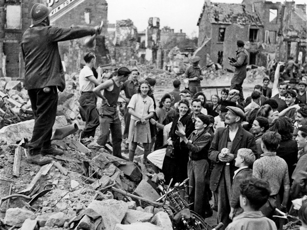 Il banditore di Flers informa la popolazione con le ultime notizie e annuncia l’avanzata degli Alleati per la gran gioia degli abitanti. Flers, Normandia, Francia, 17 agosto 1944