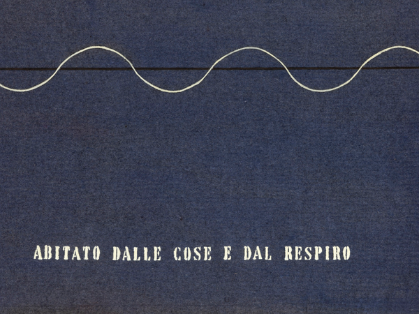 Vincenzo Agnetti, Abitato dalle cose e dal respiro, 1971, Feltro blu con scritta dipinta di bianco, 80x120 cm.