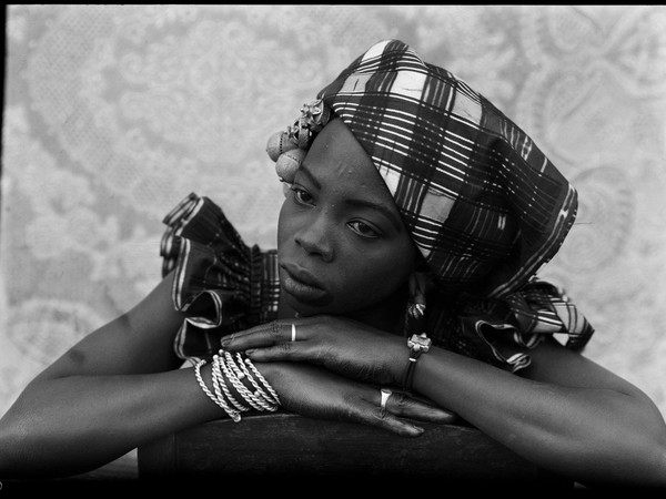 Seydou Keïta, Senza titolo, 1949-1951. Stampa alla gelatina ai sali d’argento. Courtesy Jean Pigozzi African Art Collection