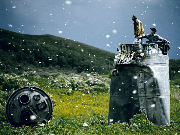 Jonas Bendiksen, Abitanti di un paese nel Territorio dell’Altaj raccolgono i rottami di una navicella spaziale precipitata, circondati da migliaia di farfalle, Russia, 2000 | © Jonas Bendiksen / Magnum Photos / Contrasto<br /><br />