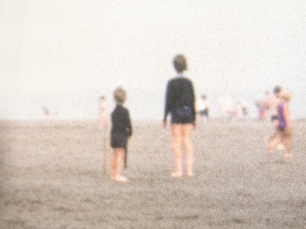 Francesca Catellani, Bambini sulla spiaggia, Rotherham, 1977. Fotografia per installazione Memories in Super8, stampa digitale su carta fotografica, cm. 17x17. Galleria Parmeggiani, Reggio Emilia, 2018.
