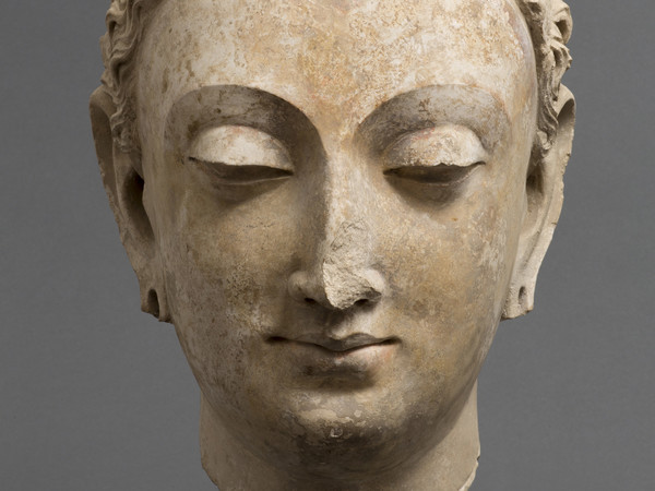 <em>Testa del Budda</em>, Mathura, V secolo d.C., Arenaria rossa, 20.3 cm