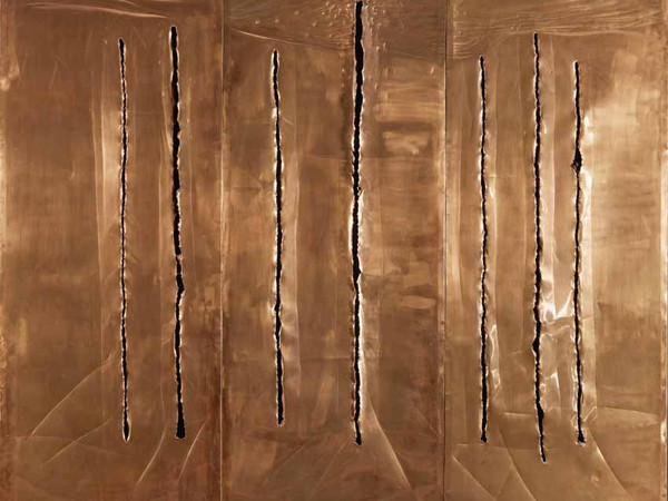 Lucio Fontana, <em>Concetto spaziale, New York 10</em>, 1962, lacerazioni e graffiti su rame, 234x94 cm. (ogni pannello). Milano, Fondazione Lucio Fontana