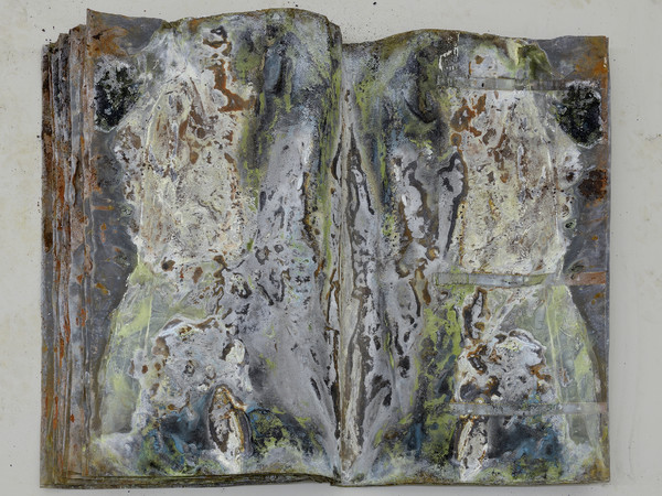 <span style="font-family: Arial, sans-serif;">Anselm Kiefer<em><span>, </span>Under der Linden</em>, 2013. </span><span><span style="color: #000000;"><span style="font-family: Arial, sans-serif;">Piombo elettrolitico 82x55x10 cm (chiuso); 82x104x5 cm (aperto),</span></span> <span style="color: #000000;"><span style="font-family: Arial, sans-serif;">32 pp. (15 doppie pagine + copertina e retro)</span></span></span><br /><br />