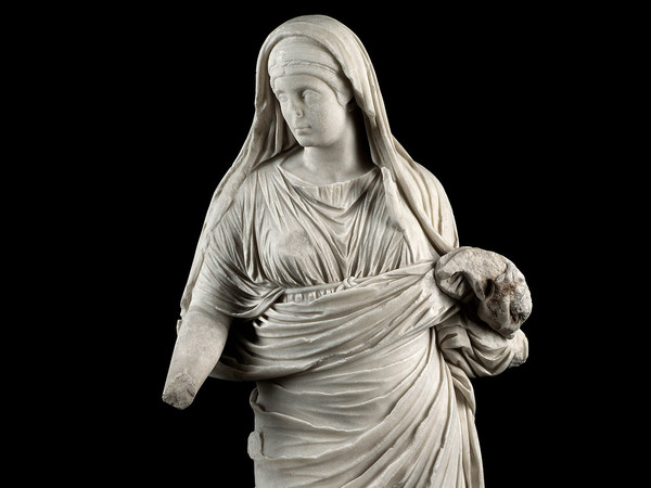 Statua di Vestale (marmo bianco a grana cristallina medio-fine, probabilmente pario) 