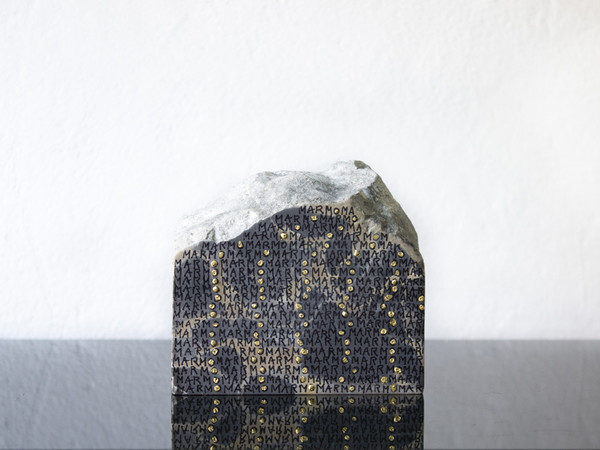 Greta Schödl, Grigio La Spezia, 2022, inchiostro e foglia d'oro su marmo grigio Portoro, 10.3x10.8x5 cm.