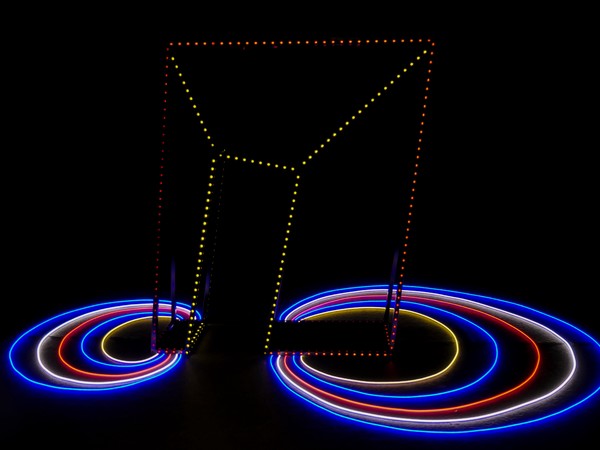 Chiara Dynys, <em>Gate of Heaven</em>, 2023, Metallo e luci LED, 260 × 320 ×70 cm | Courtesy MUVE<br />