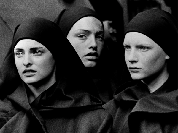 Peter Lindbergh, Linda Evangelista, Michaela Bercu & Kirsten Owen, Pont-à-Mousson, 1988