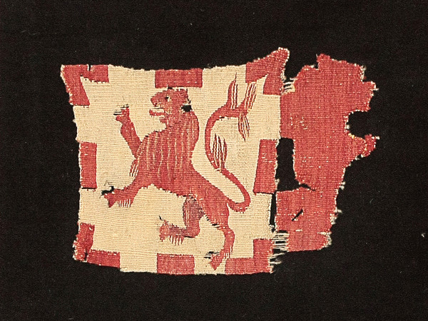 Frammento di arazzo araldico con leone rampante, Spagna. Datato al C-14 (ETH Zurigo) al 1390-1510 (94% certezza), 25 x 34 cm. Tessitura ad arazzo a fessure e ad incastro in orditi di lana filata ad S e ritorta a Z<br />