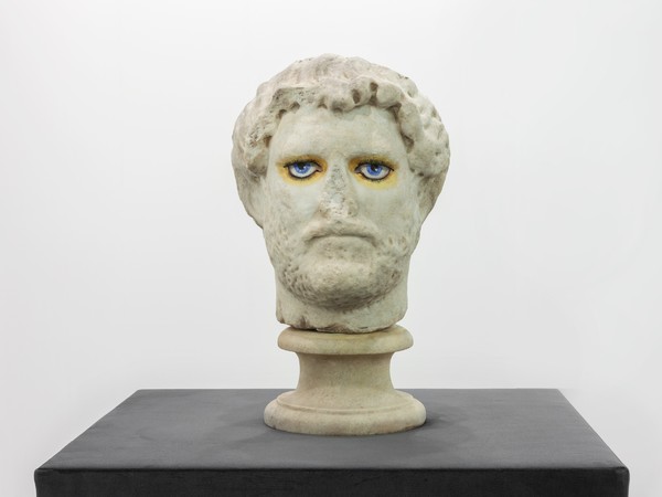 Francesco Vezzoli, <em>Lo sguardo di Adriano</em>, 2018, Testa di marmo romano 117 -138 d.C. | Courtesy Francesco Vezzoli, Almine Rech Gallery, Galleria Franco Noero e Apalazzogallery | Foto: © Sebastiano Pellion Di Persano