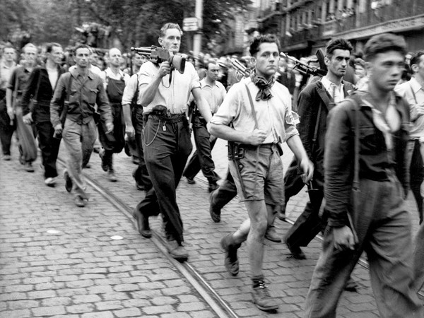 I partigiani marciano per le strade della città di Tolosa per i funerali in onore degli “eroi” caduti durante la liberazione della città. Tolosa, Francia, 22 agosto 1944