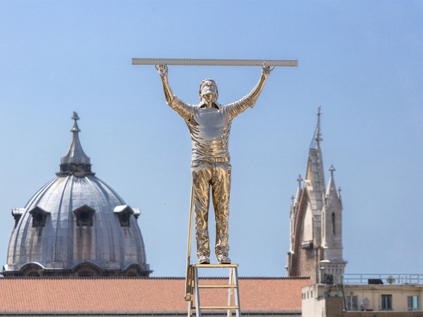 Jan Fabre, L'uomo che misura le nuvole (versione americana, 18 anni in più), 1998 - 2016, bronzo al silicio (particolare). Collezione privata