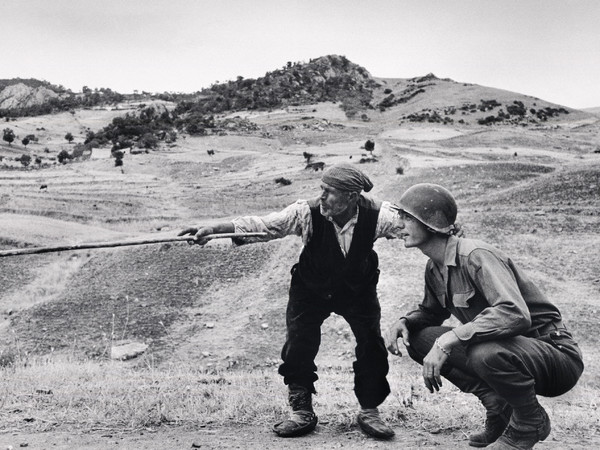 Robert Capa, <em>Sicilian peasant telling an American officer which way the Germans had gone, near Troina, Italy, August 1943</em> 