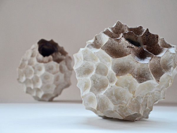 Sabine Pagliarulo, Pulse. Argilla semirefrattaria, porcellana, smalto, 1230°, misure 23x25 cm.