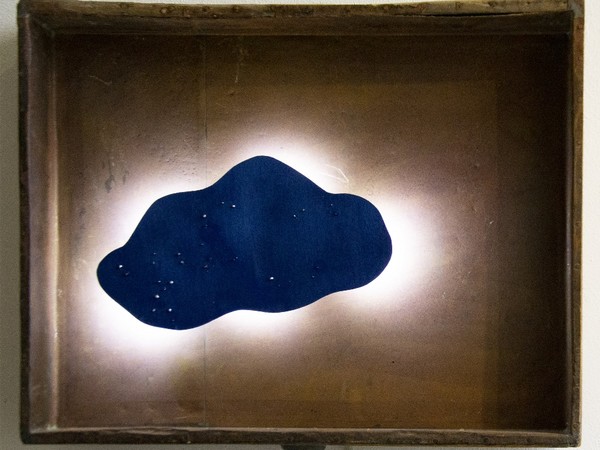Antonello Ghezzi, Nuvola nel cassetto, 2020, cm. 62x51, legno metallo impianto a led I Ph. Massimiliano Vannucci