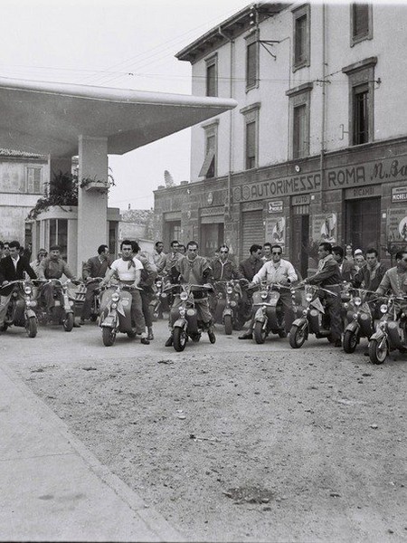 Un'Italia serena. L'occhio fotografico di Bruno Del Papa sulle donne e gli uomini di una città di provincia ai tempi di De Gasperi