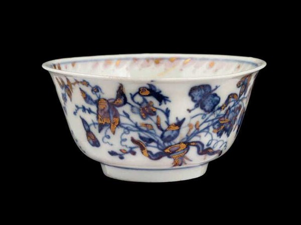 Tazza con decorazione floreale di G. Vezzi, Collezione Nani Mocenigo