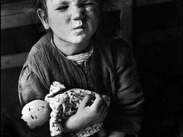David Seymour, Un bambino di una famiglia numerosa con una bambola fatta in casa, Vienna, 1948