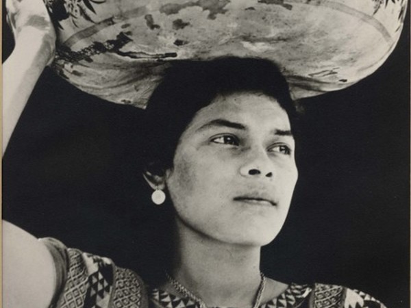 <span>Tina Modotti, </span><em>Le donne di Tehuantepec portano frutta e fiori sulla testa, dentro zucche dipinte chiamate jicapexle</em>, 1929