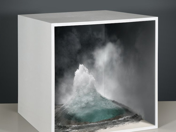 Aqua Aura, Empty Spaces #4, 2014, stampa Lambda su pellicola Duratrans – lightbox, basamento in legno verniciato, 48x85x120 cm. (collocazione: cantine di sinistra, sala 2)