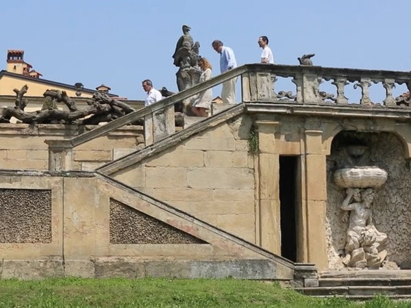 Alessandro Brivio Sforza accompagna gli artisti e la curatrice alla Limonia di Villa Belgiojoso