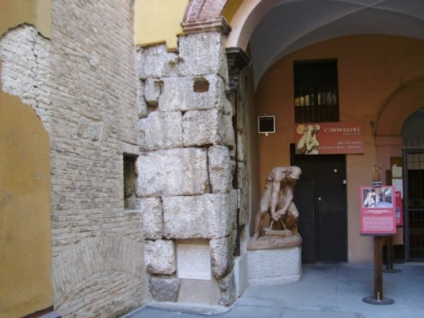 Lungo le antiche mura. Passeggiata storico-culturale a due voci lungo il tracciato delle mura di selenite, la prima cinta muraria di Bologna
