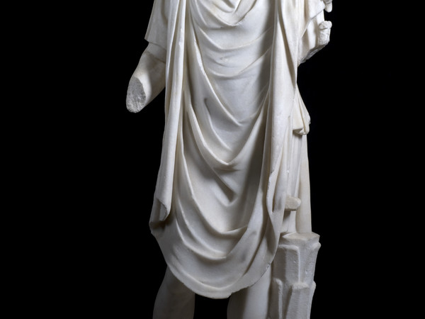 Statua di Anubis I sec. a.C. – I sec. d.C., marmo bianco a grana grossa, h 137 cm, senza plinto, largh. (spalle) 41,5 cm, Museo Archeologico Nazionale, Napoli
