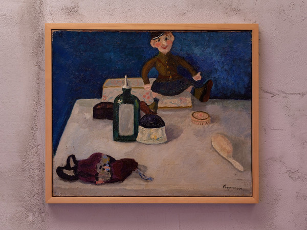 Pasquarosa, Oggetti da toletta, 1917, oil on canvas, 50x60 cm., ANPB, Roma. La Fondazione, CLAIRE FONTAINE | PASQUAROSA | MARINELLA SENATORE a cura di Pier Paolo Pancotto, 20 ottobre 2020 – 16 gennaio 2021 I Ph. Daniele Molajoli