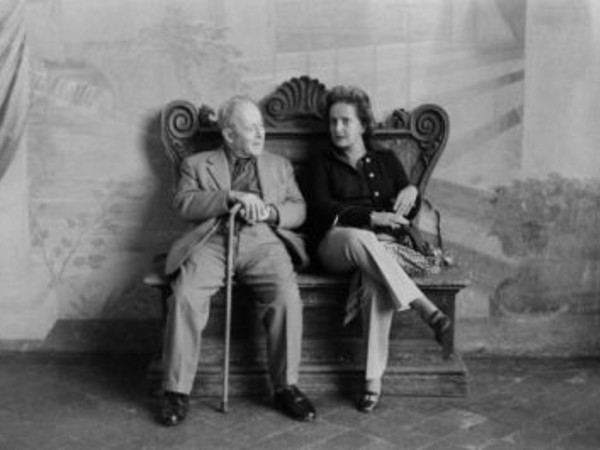 Mario Praz con Viviana della Porta, Lucca, Villa Torrigiani, settembre 1974