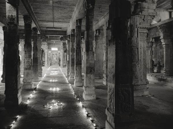 Kenro Izu, Kanchipuram #638, India, 2012, dalla serie “India Where Prayer Echoes”, stampa ai pigmenti, 72x102 cm