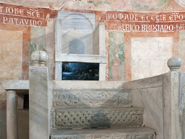 1077 | Un nuovo ordinamentoPer concessione dell'imperatore Enrico IV, si costituisce il Principato Ecclesiastico di Aquileia.| La cattedra patriarcale, con decorazioni tipiche del IX secolo, Aquileia, Basilica Patriarcale di Santa Maria Assunta | Foto: © Gianluca Baronchelli