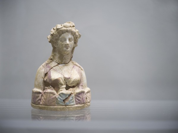 Piccolo busto con decorazione policroma. Provenienza sito di Occhiola Grammichele 