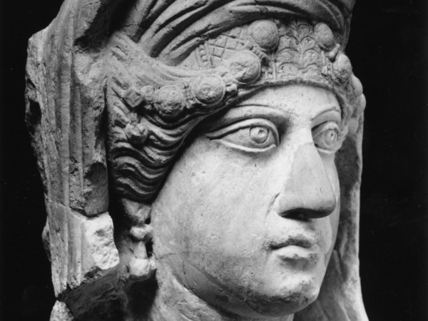 Ritratto femminile da rilievo funerario, Seconda metà II-inizi III secolo d.C., Calcare, 26 x 18 x 30 cm, Civico Museo Archeologico di Milano