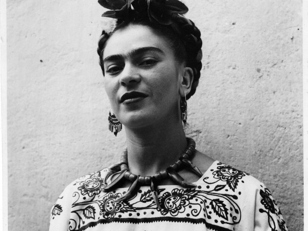 Fotografia attribuita a Rosa Rolando. Frida Kahlo, Coyoacàn, Città del Messico. Archivio Miguel Covarrubias. Sala degli Archivi e delle Collezioni Speciali, Direzione delle Biblioteche, Università delle Americhe. Puebla, Messico